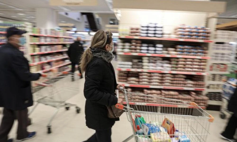 Έρευνα ΙΕΛΚΑ: Τι «έκοψαν» οι καταναλωτές για να αντιμετωπίσουν την ακρίβεια